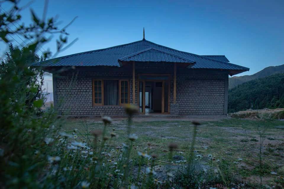 Loghouse At Khajjiar Lake Exterior photo