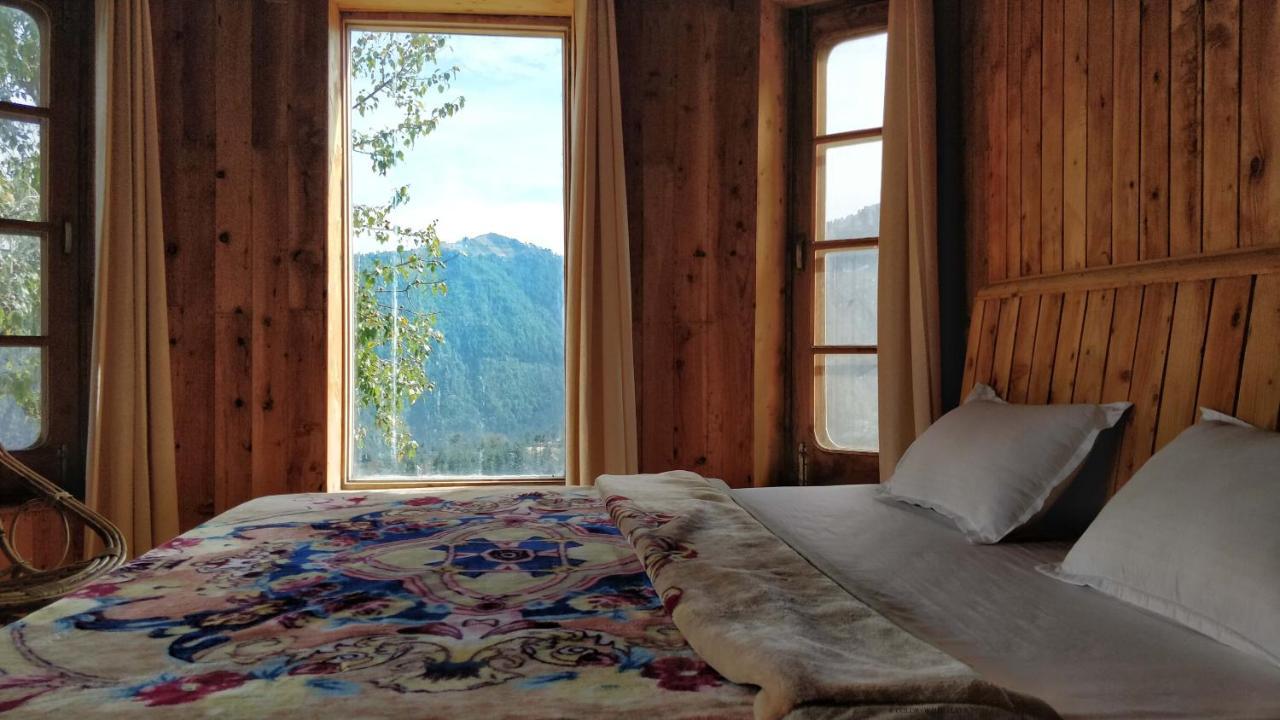 Loghouse At Khajjiar Lake Exterior photo