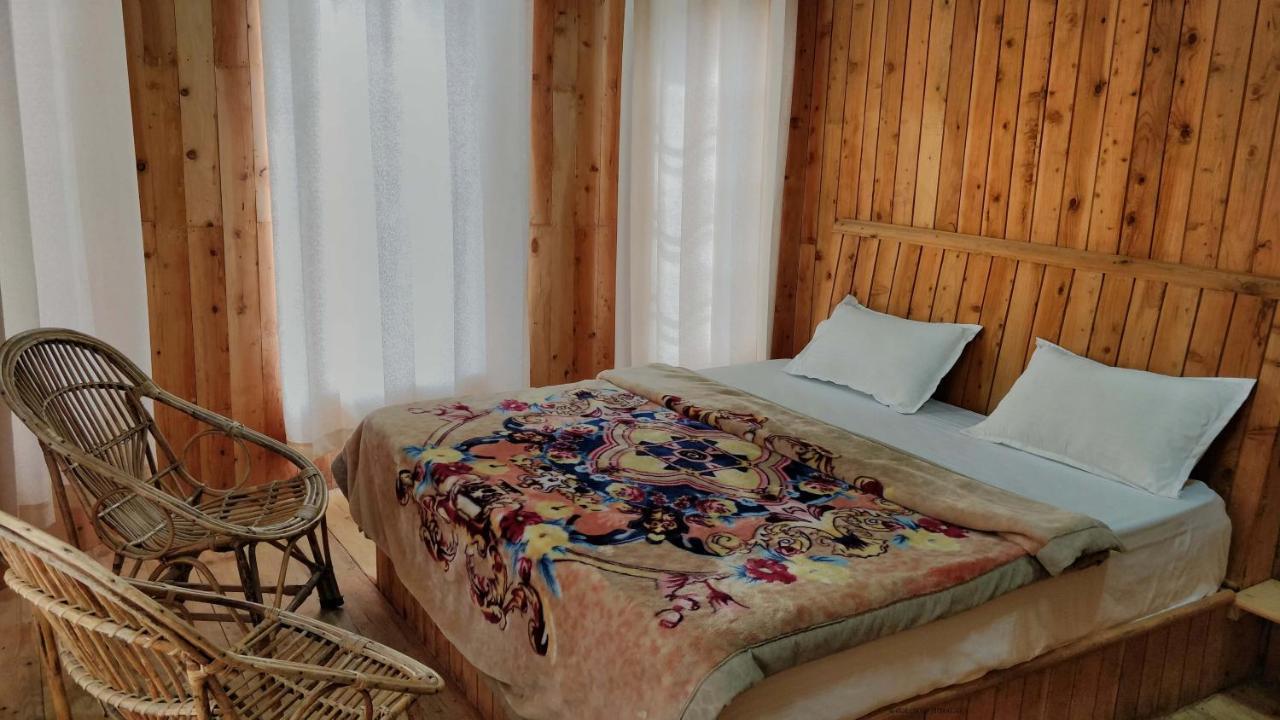 Loghouse At Khajjiar Lake Exterior photo